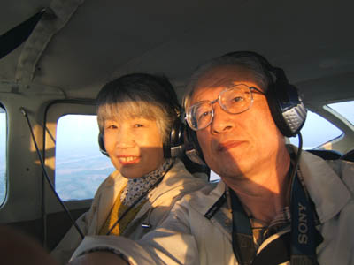 ナスカ上空の機内で・筆者と妻